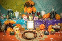 /album/fotogaleria/a22941377-traditional-mexican-day-of-the-dead-altar-with-sugar-skulls-and-candles-jpg/