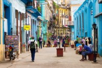 /album/fotogaleria/a16961625-street-scene-with-cuban-people-and-colorful-old-buildings-in-havana-jpg/